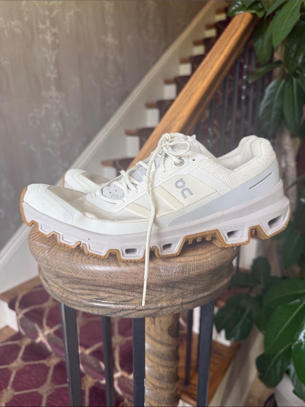 ON CLOUD RUNNING CLOUDVENTURE ladies, white sneaker size 8 1/2 very good cond - Picture 4 of 9